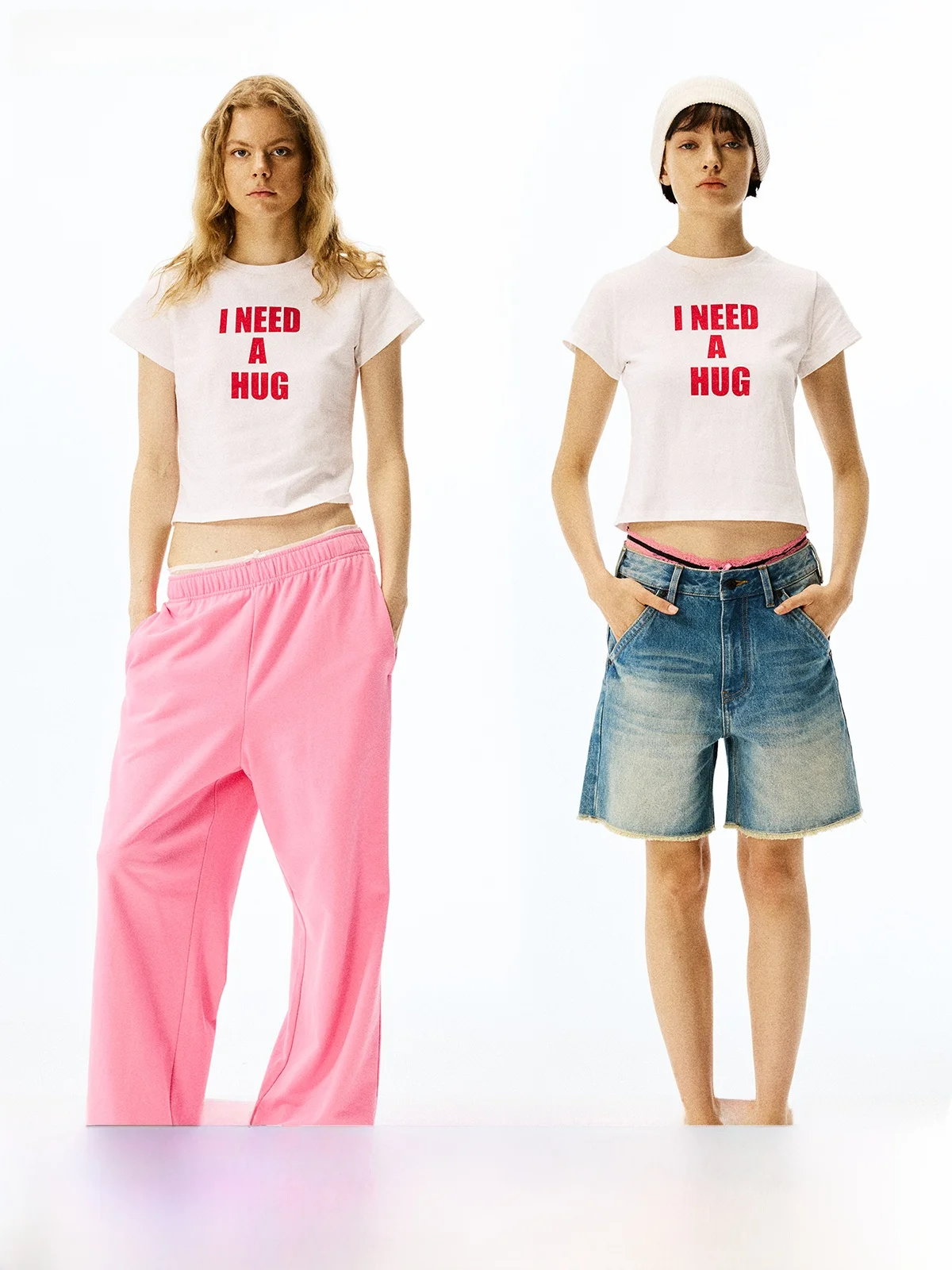 Женская летняя футболка из 100% хлопка с контрастным буквенным принтом и цветным узором "Hug" от Alright Then Quartet
Женская летняя футболка из 100% хлопка с контрастным буквенным принтом и цветным узором "Hug" от Alright Then Quartet