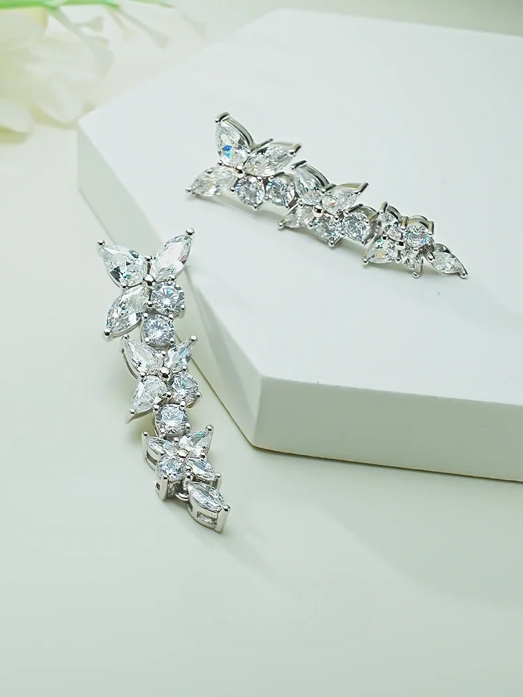 New Flower Earrings Set in Pure Silver with High Carbon Diamond Light Luxury Earrings and White Diamond Retro Wedding Jewelry
New Flower Earrings Set in Pure Silver with High Carbon Diamond Light Luxury Earrings and White Diamond Retro Wedding Jewelry