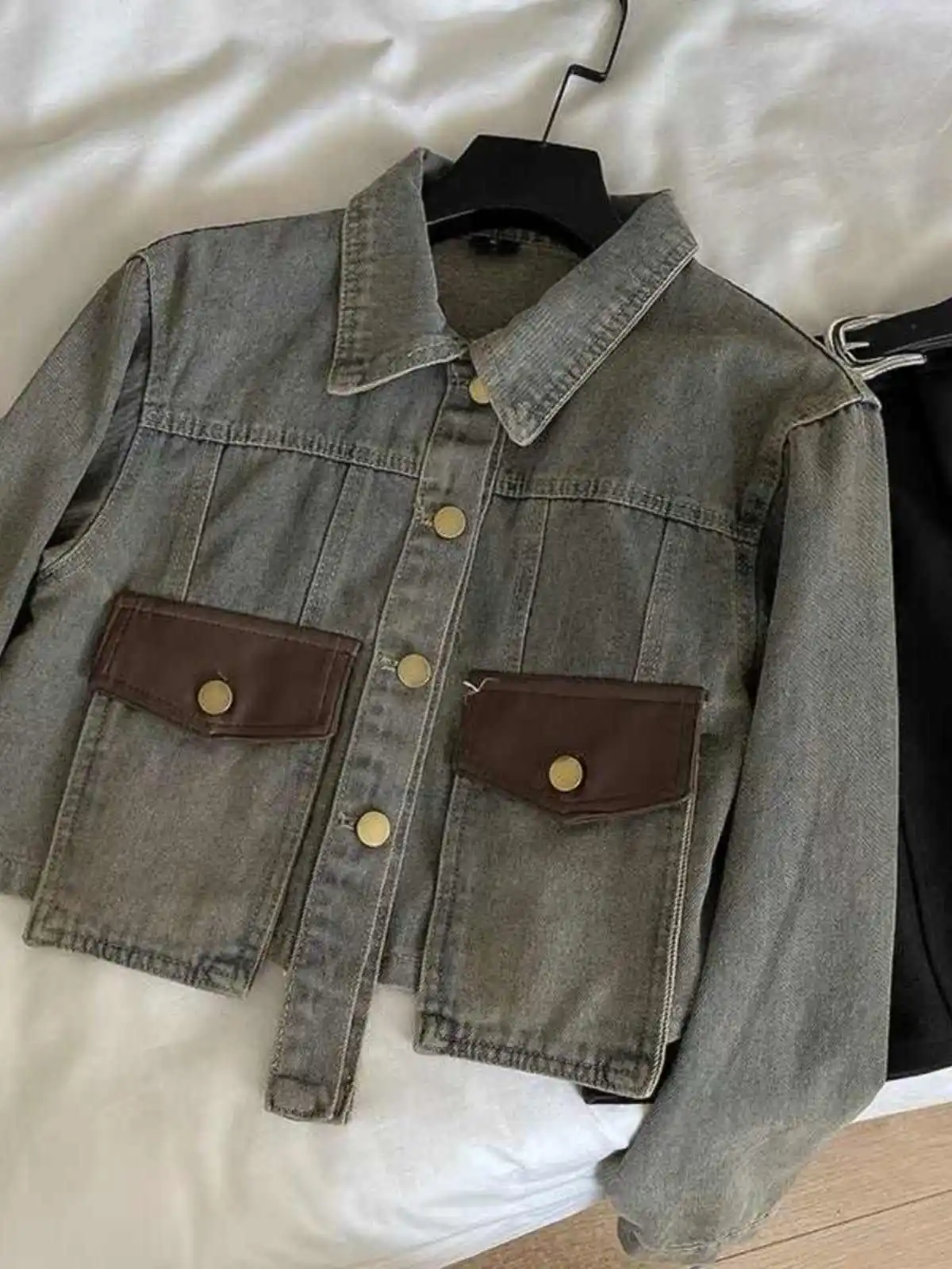 Chic PU Spliced Denim Coats For Women Spring New Turn-down Collar Single Breasted Short Jackets American Retro Cowgirl Tops
Chic PU Spliced Denim Coats For Women Spring New Turn-down Collar Single Breasted Short Jackets American Retro Cowgirl Tops