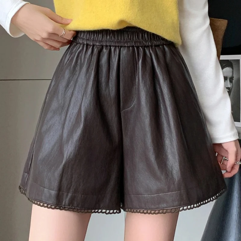 Широкие шорты из искусственной кожи с вырезами, женские осенне-зимние повседневные брюки А-силуэта на эластичной резинке с высокой талией 2023 года
Широкие шорты из искусственной кожи с вырезами, женские осенне-зимние повседневные брюки А-силуэта на эластичной резинке с высокой талией 2023 года