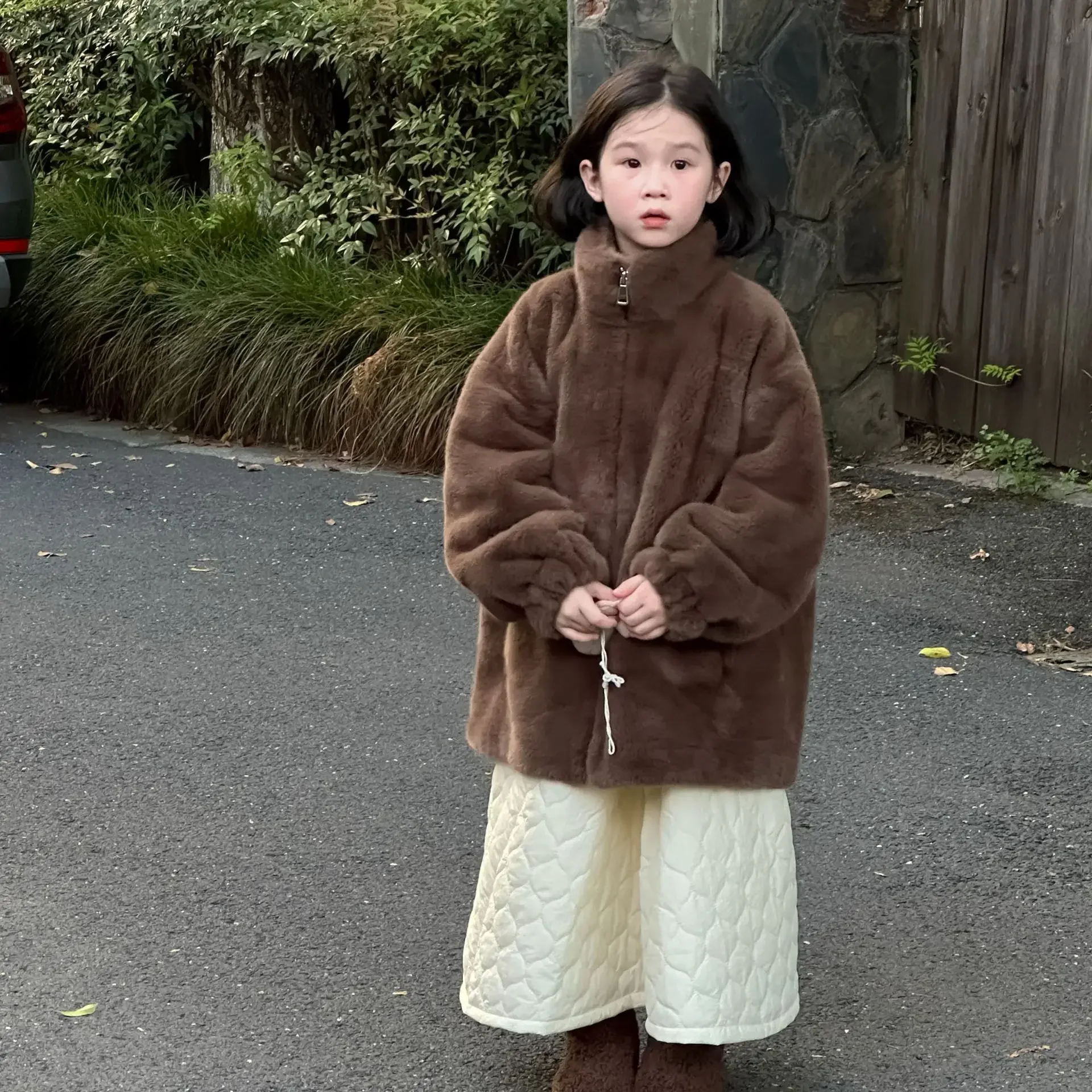 Girls Coat 2024 Winter New Childrens Wear Korean Style Girl Baby Solid Color Thick Zipper Imitation Mink Fur Coat Casual Simple
Girls Coat 2024 Winter New Childrens Wear Korean Style Girl Baby Solid Color Thick Zipper Imitation Mink Fur Coat Casual Simple