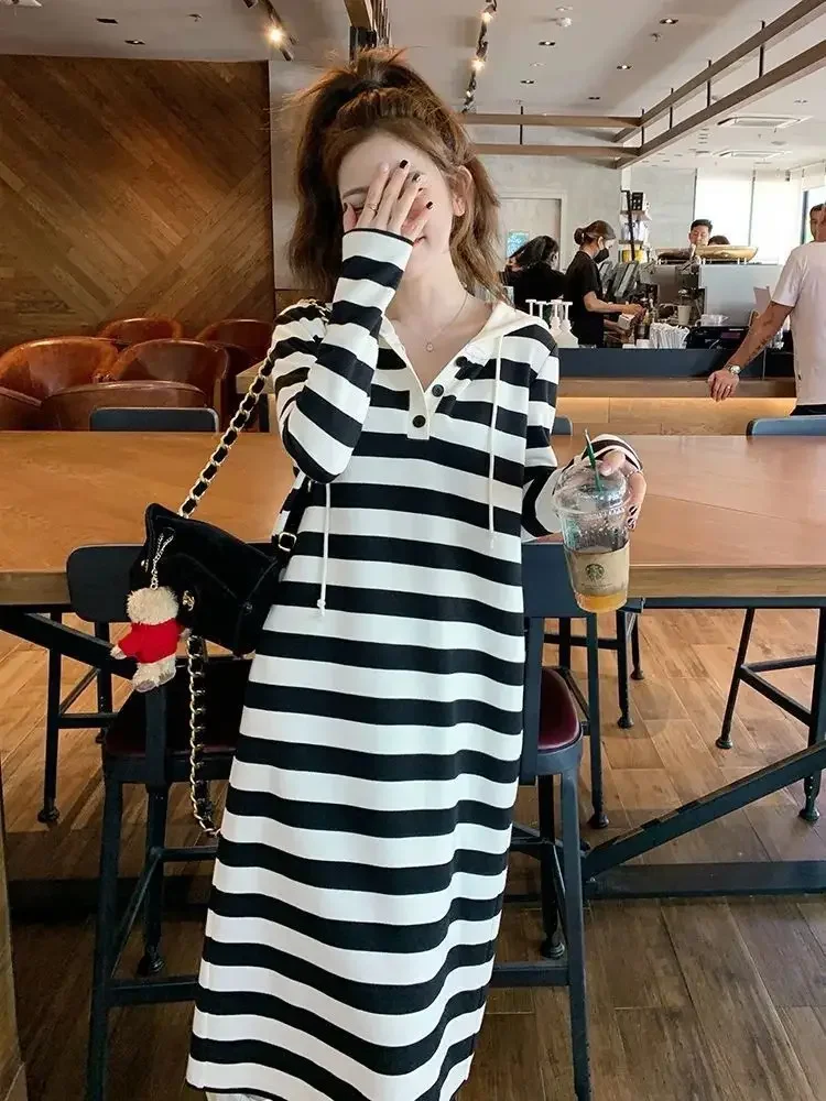 Black white striped dress for women Korean style college style long sleeved hooded sweatshirt dress long skirt XT541
Black white striped dress for women Korean style college style long sleeved hooded sweatshirt dress long skirt XT541