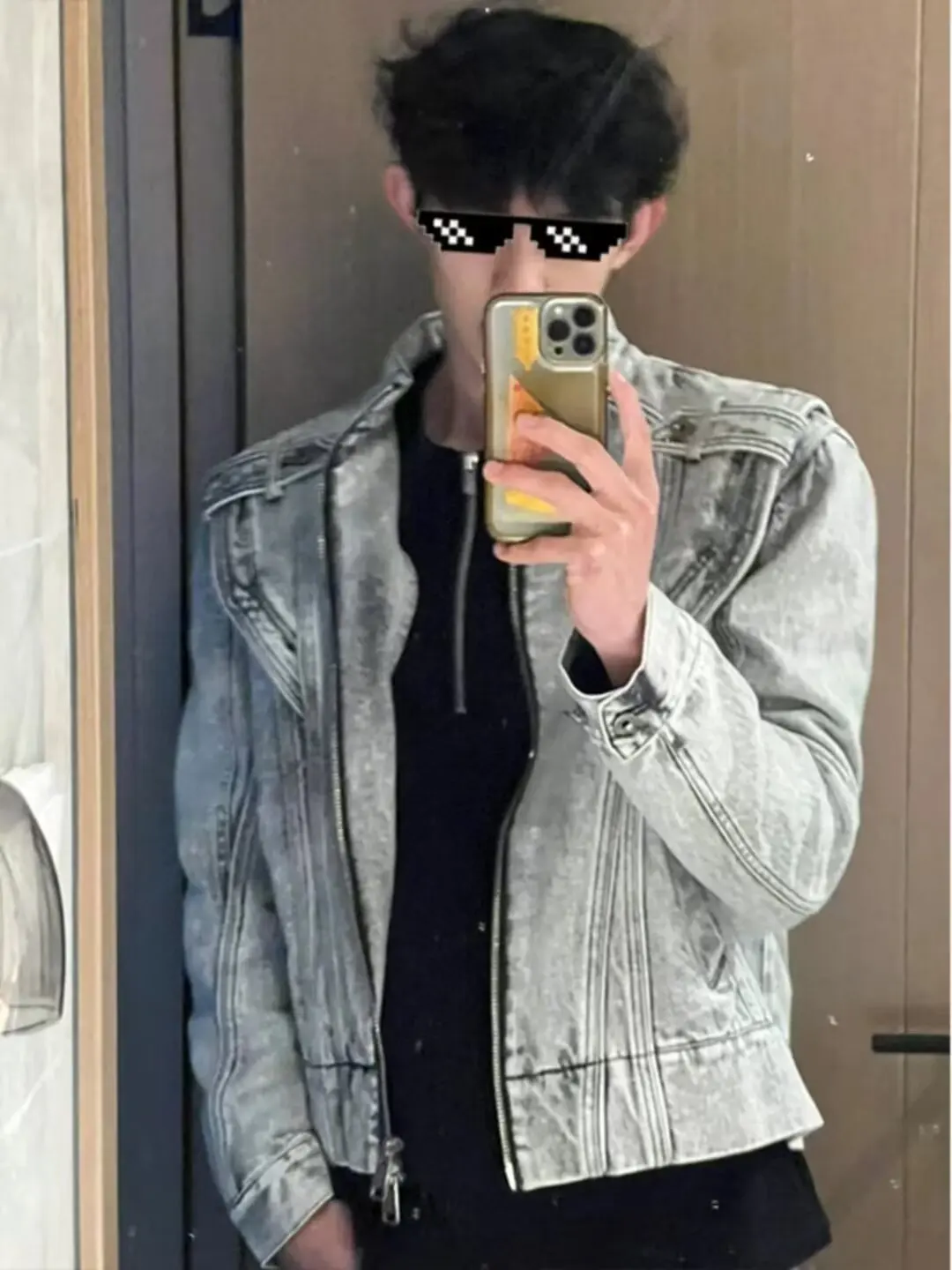 2025 American retro old washing short spliced denim jacket trendy metal design round-neck jacket men's top
2025 American retro old washing short spliced denim jacket trendy metal design round-neck jacket men's top