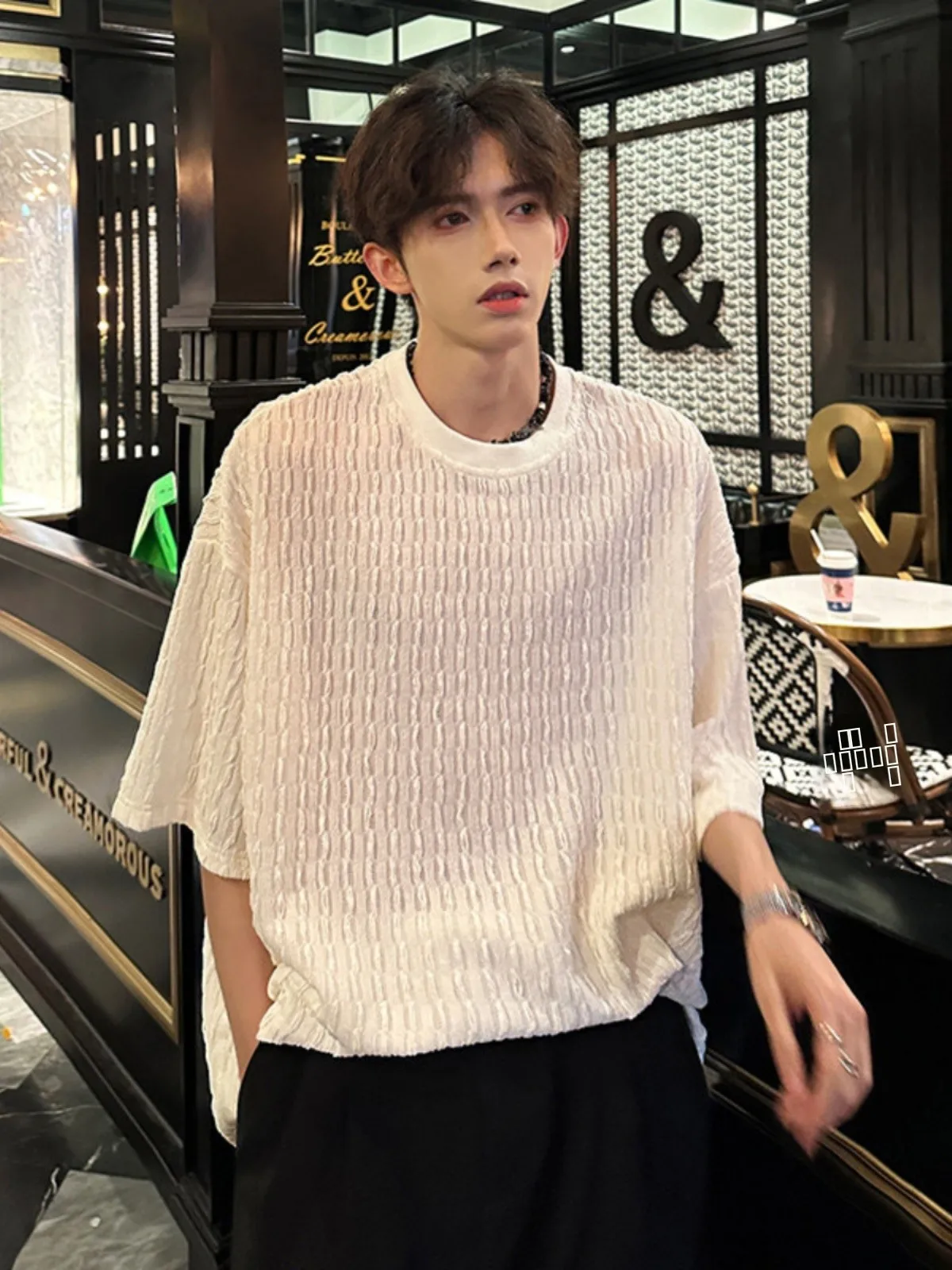 Мужская футболка с текстурной вышивкой и коротким рукавом, модный бренд, летняя, с маленьким воротником, в стиле High Street, из смесового хлопка и полиэстера
Мужская футболка с текстурной вышивкой и коротким рукавом, модный бренд, летняя, с маленьким воротником, в стиле High Street, из смесового хлопка и полиэстера