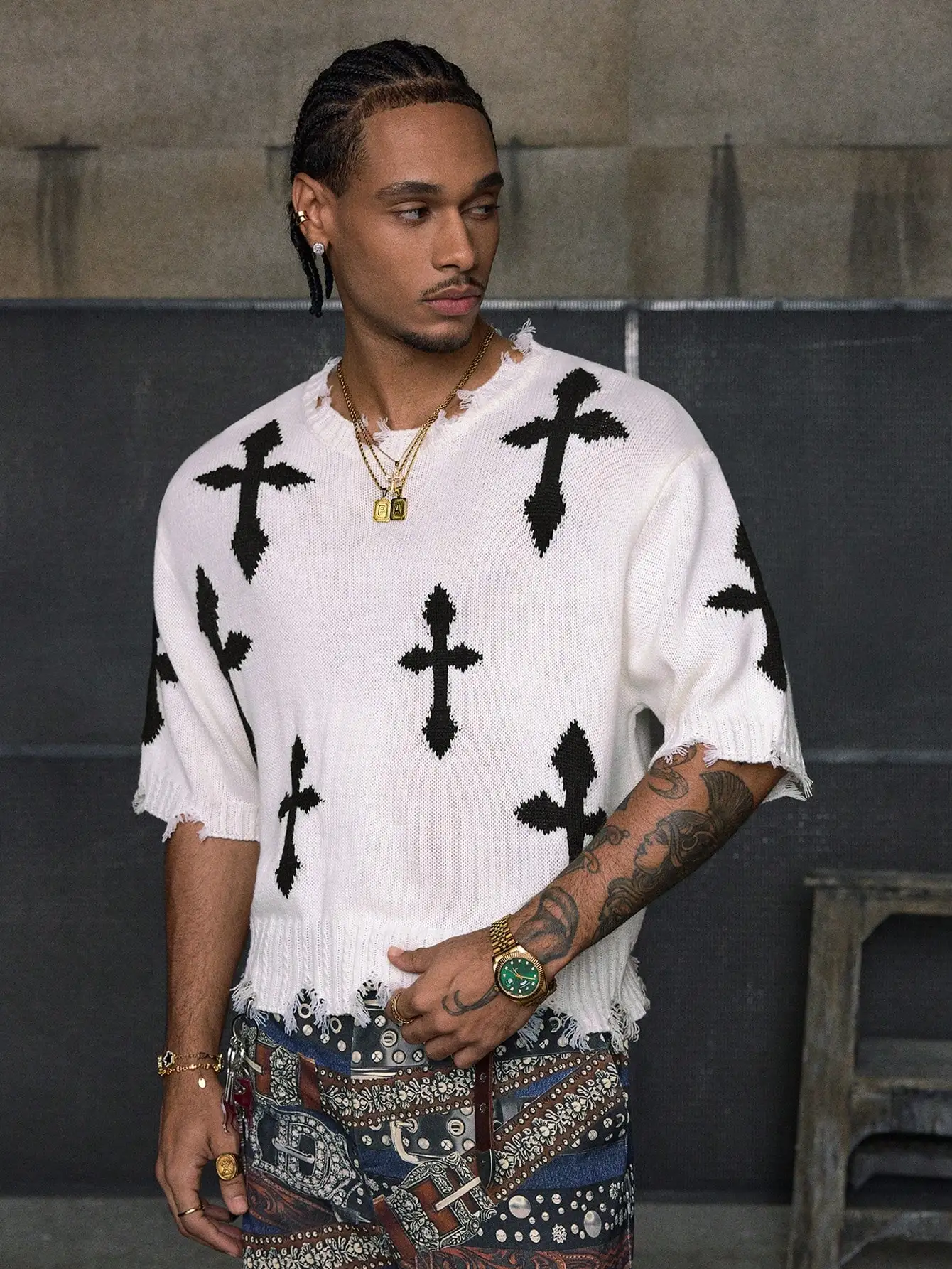 Мужской белый трикотажный пуловер с черным крестообразным узором, с эффектом потертости по краю, с коротким рукавом
Мужской белый трикотажный пуловер с черным крестообразным узором, с эффектом потертости по краю, с коротким рукавом