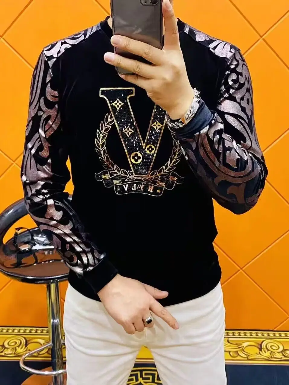 Мужская вельветовая рубашка весна-лето, новинка, с золотой вышивкой и стразами, круглый вырез, люксовая, черно-золотая, с термотрансферным принтом, приталенная, повседневная, молодежная, модная
Мужская вельветовая рубашка весна-лето, новинка, с золотой вышивкой и стразами, круглый вырез, люксовая, черно-золотая, с термотрансферным принтом, приталенная, повседневная, молодежная, модная