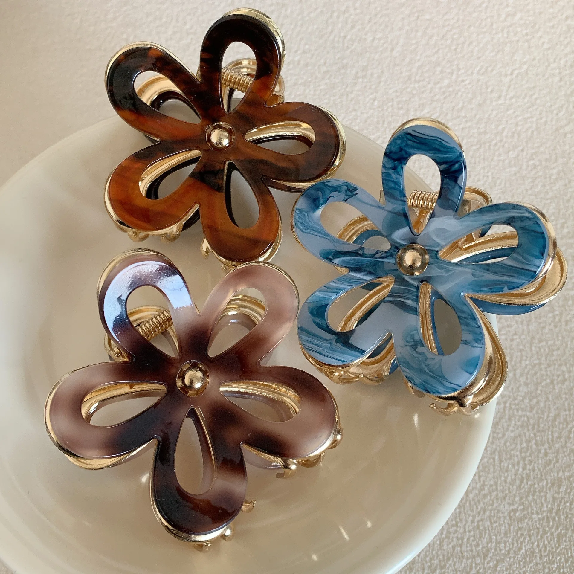 Ladies and girls hair clip hair accessory, new large artificial flower hair claw, French crab clip
Ladies and girls hair clip hair accessory, new large artificial flower hair claw, French crab clip