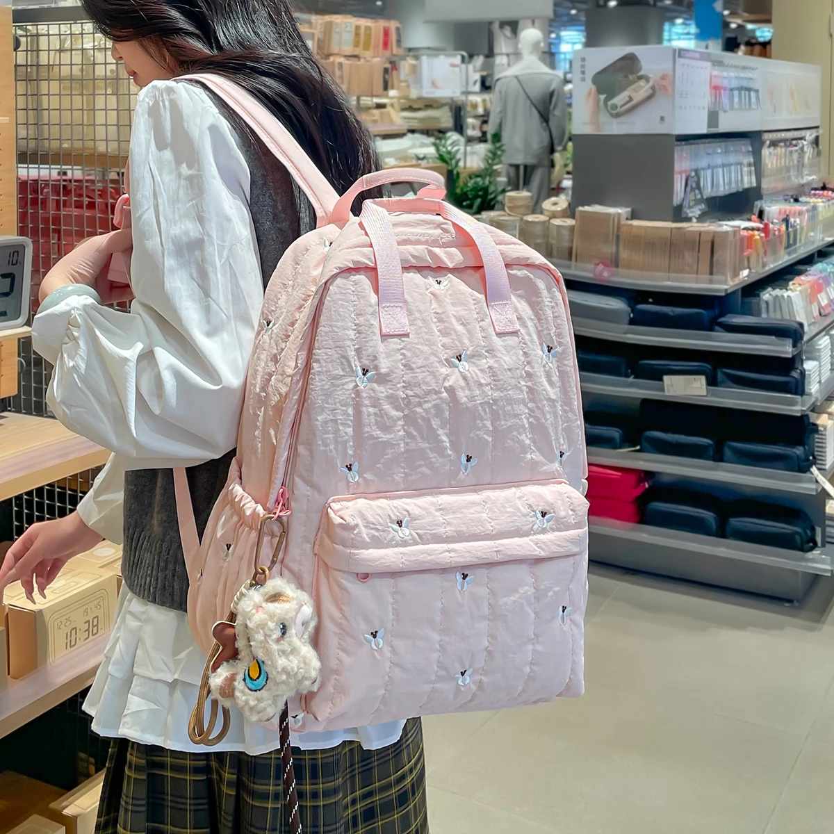 Женский вместительный стеганый рюкзак из холста с небольшим вышитым дизайном, плюшевым шармом, регулируемым ремнем, повседневный, для школы, 2026
Женский вместительный стеганый рюкзак из холста с небольшим вышитым дизайном, плюшевым шармом, регулируемым ремнем, повседневный, для школы, 2026