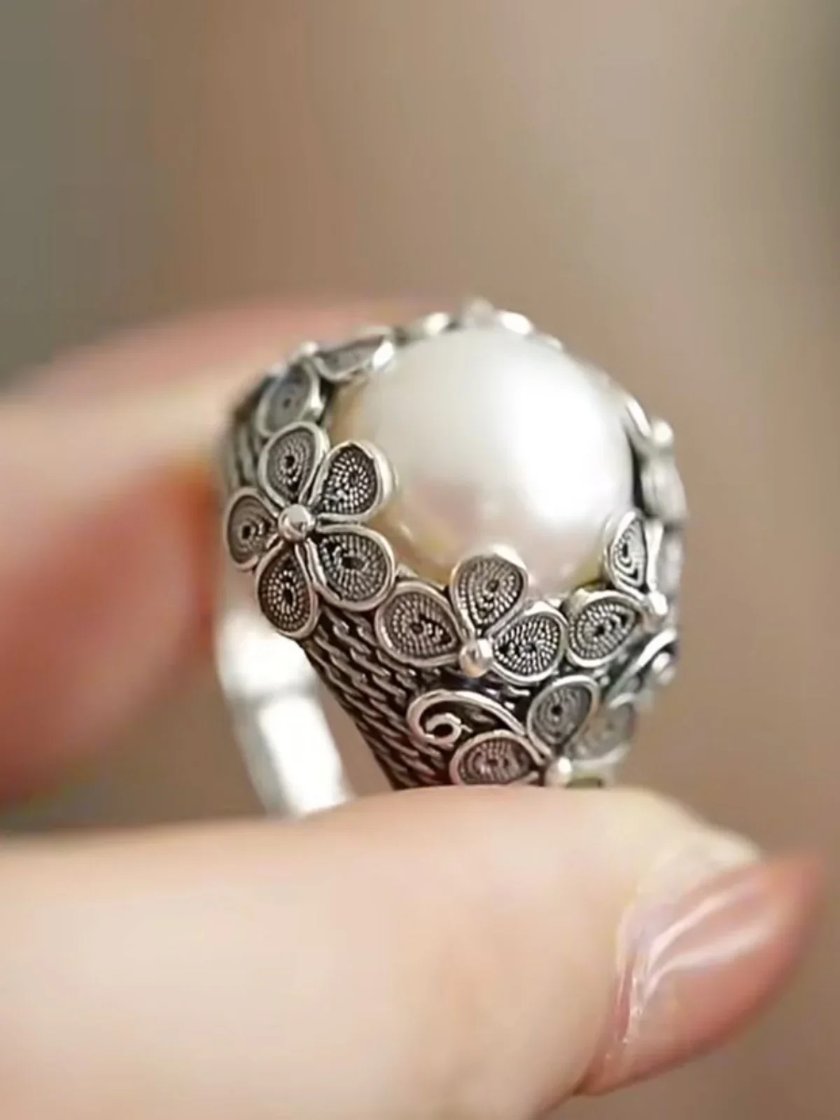 New Retro Make Old Fashioned Flower Temperament Ring Female Literary Style Luxury High Level Opening Jewelry Accessories
New Retro Make Old Fashioned Flower Temperament Ring Female Literary Style Luxury High Level Opening Jewelry Accessories