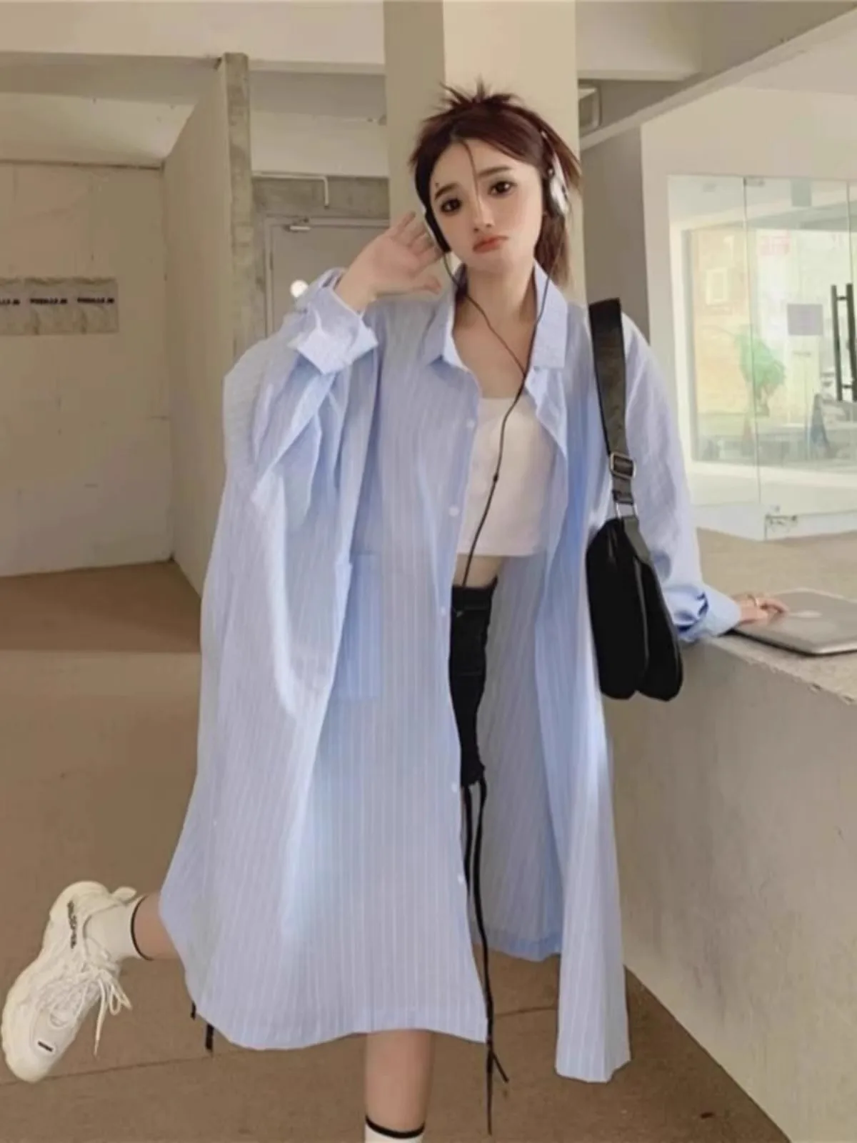 Пальто-рубашка женское свободного кроя в полоску, средней длины, больших размеров (300 Pou), весна-осень, для полных женщин, скрывающее недостатки фигуры
Пальто-рубашка женское свободного кроя в полоску, средней длины, больших размеров (300 Pou), весна-осень, для полных женщин, скрывающее недостатки фигуры