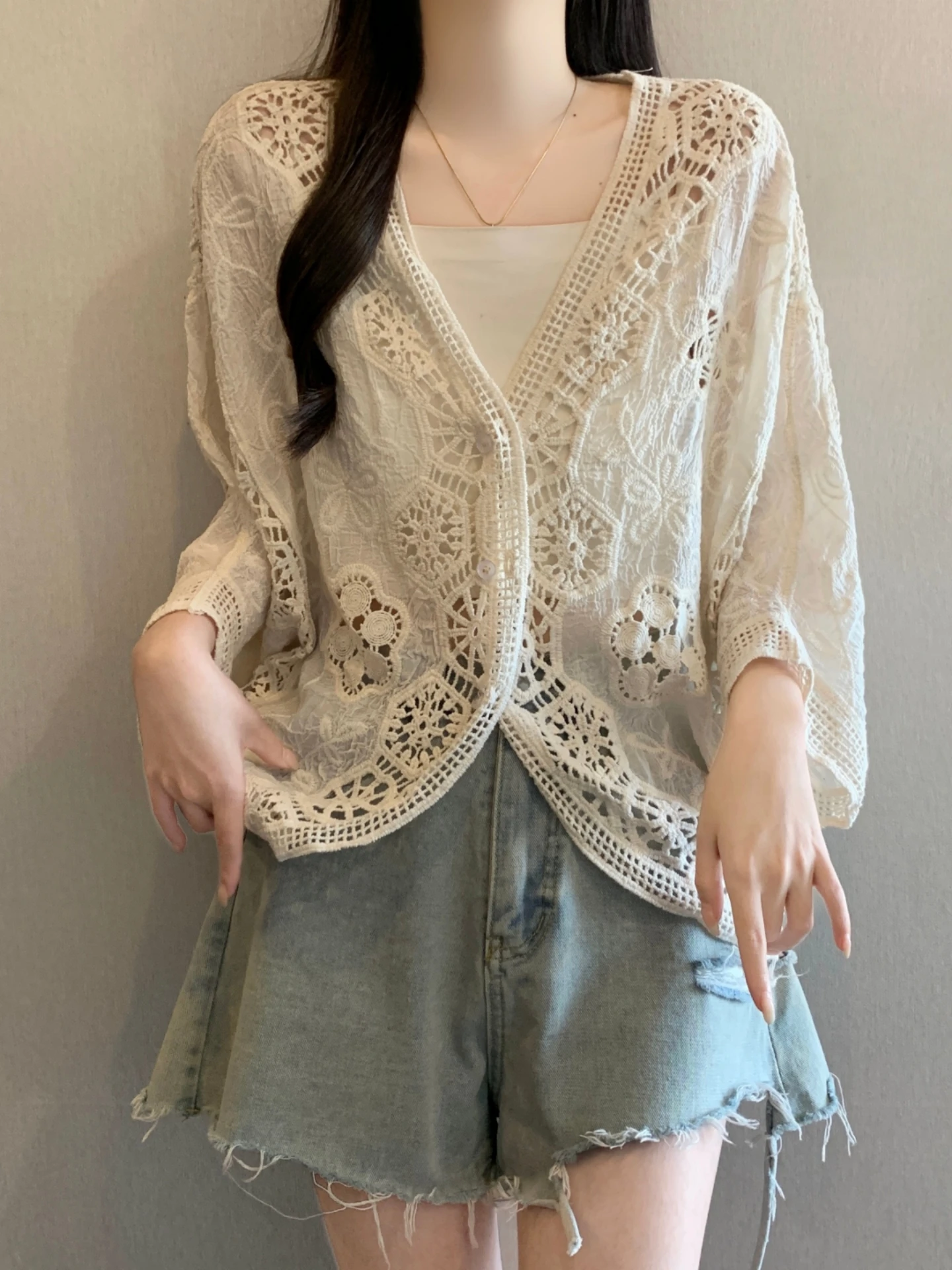 Sun Protection Hollow out V-Neck Hook Flower Batwing Sleeve Shirt Women Summer plus Size Fat MM Beautiful Half Sleeve Top Out...
Sun Protection Hollow out V-Neck Hook Flower Batwing Sleeve Shirt Women Summer plus Size Fat MM Beautiful Half Sleeve Top Out...