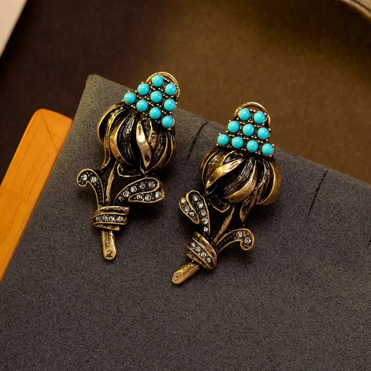 Medieval vintage inlaid turquoise withered flower stud earrings temperament personalized earrings for women
Medieval vintage inlaid turquoise withered flower stud earrings temperament personalized earrings for women