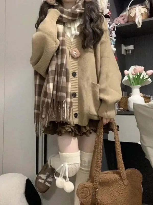 Свободный вязаный свитер с v-образным вырезом, однотонная верхняя одежда, женское пальто на осень-зиму, повседневное модное универсальное пальто для студентов
Свободный вязаный свитер с v-образным вырезом, однотонная верхняя одежда, женское пальто на осень-зиму, повседневное модное универсальное пальто для студентов