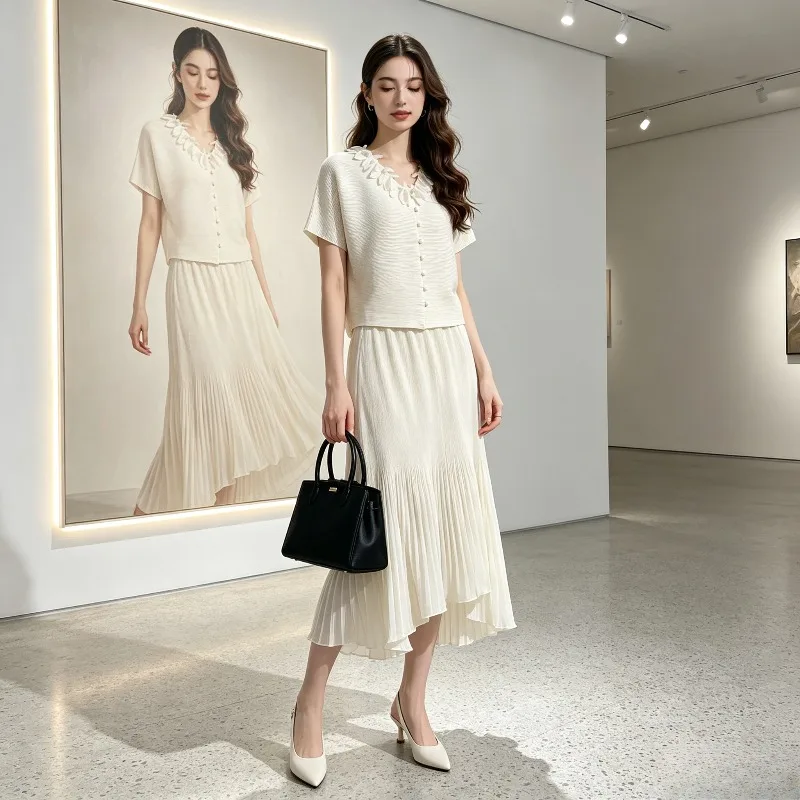 Miyake Pleated Summer Set for Women Two-Piece Fashionable V-Neck Loose Short Sleeve T-Shirt Top with Irregular Fishtail Skirt
Miyake Pleated Summer Set for Women Two-Piece Fashionable V-Neck Loose Short Sleeve T-Shirt Top with Irregular Fishtail Skirt