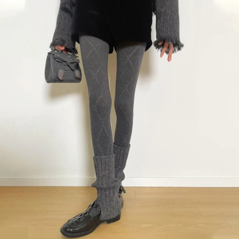 Утягивающие серые колготки с ромбовидным узором и ажурными вставками в виде бриллиантов
Утягивающие серые колготки с ромбовидным узором и ажурными вставками в виде бриллиантов