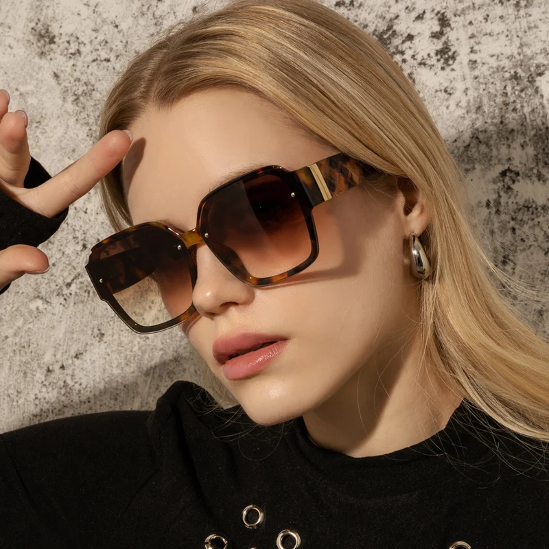 Motorcycle 2pcs Retro Square Large Frame Sun Glasses Women Outdoor Personalized Sunglasses Retro Mesh Leg Gradient Glasses UV400
Motorcycle 2pcs Retro Square Large Frame Sun Glasses Women Outdoor Personalized Sunglasses Retro Mesh Leg Gradient Glasses UV400