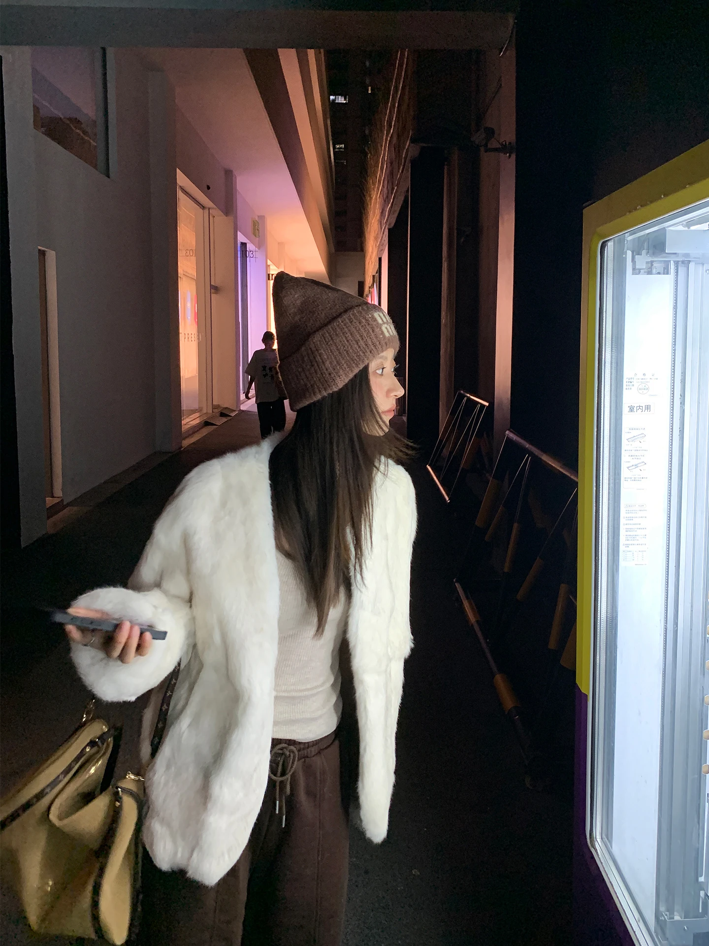 Пальто женское Jenny Fur из кроличьего меха «Первый снег Фудзи», осенне-зимнее, новое, молодежное, в корейском стиле, с длинными рукавами, свободного кроя.
Пальто женское Jenny Fur из кроличьего меха «Первый снег Фудзи», осенне-зимнее, новое, молодежное, в корейском стиле, с длинными рукавами, свободного кроя.