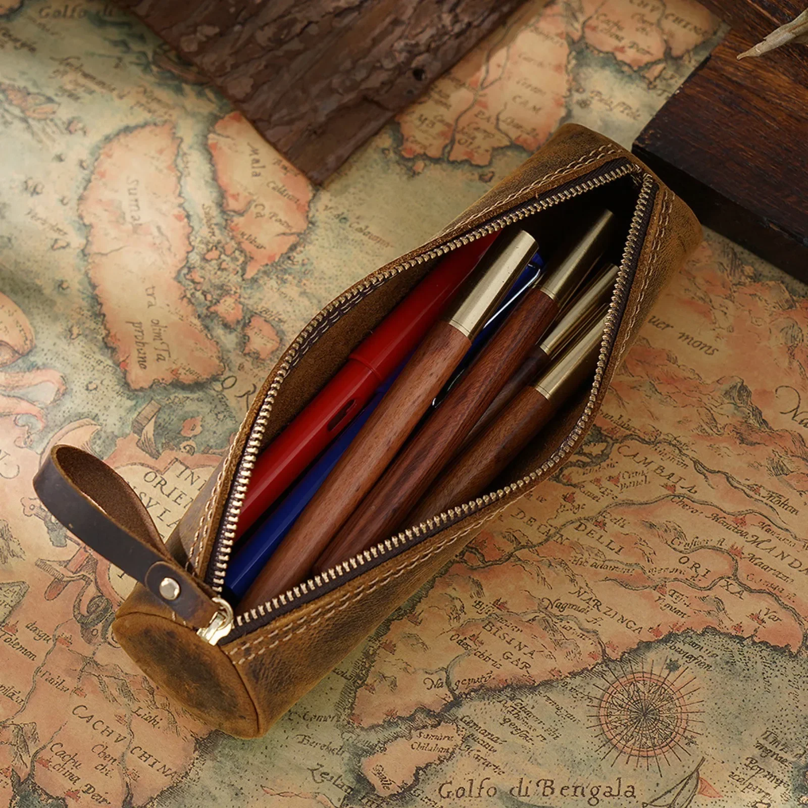 Retro Genuine Leather Zipper Pen Bag Handmade Large Capacity Stationery Case Pencil Holder Bag for School Office Gifts
Retro Genuine Leather Zipper Pen Bag Handmade Large Capacity Stationery Case Pencil Holder Bag for School Office Gifts