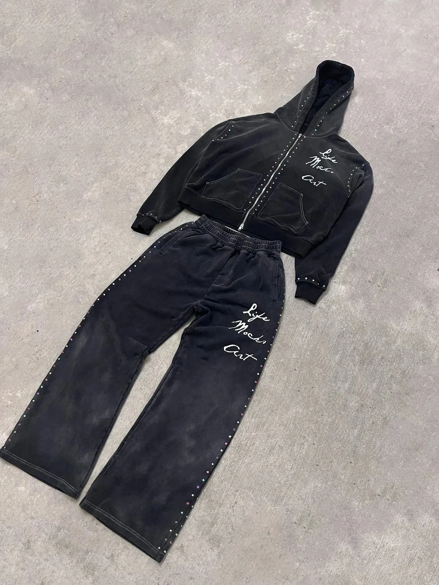 High street gradient retro letter print pattern design for men's and women's washed hip-hop street style pants
High street gradient retro letter print pattern design for men's and women's washed hip-hop street style pants