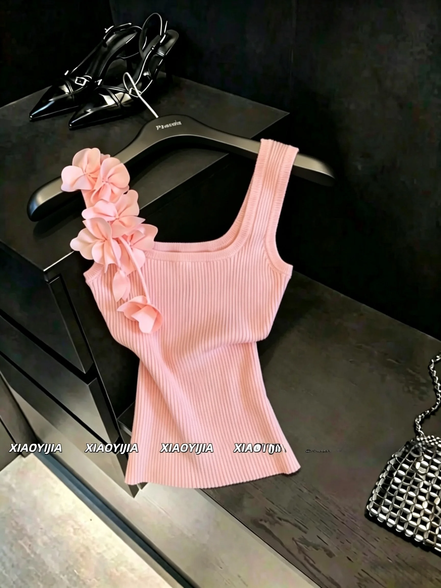 Sweet Floral 3D Printed Strap Vest Top for Women Summer Outdoor Wear Sleeveless U-Neckline Slim Fit Moisture Wicking Casual F...
Sweet Floral 3D Printed Strap Vest Top for Women Summer Outdoor Wear Sleeveless U-Neckline Slim Fit Moisture Wicking Casual F...