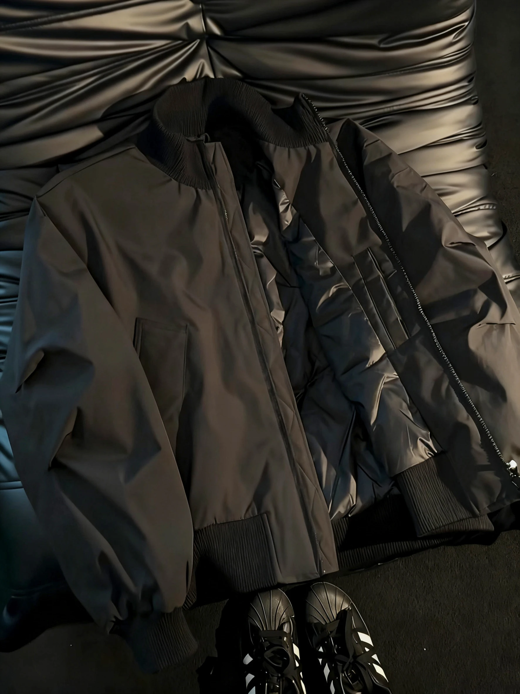 Легкая мужская куртка-бомбер в американском стиле, утепленная, приталенная, зимняя, на молнии
Легкая мужская куртка-бомбер в американском стиле, утепленная, приталенная, зимняя, на молнии