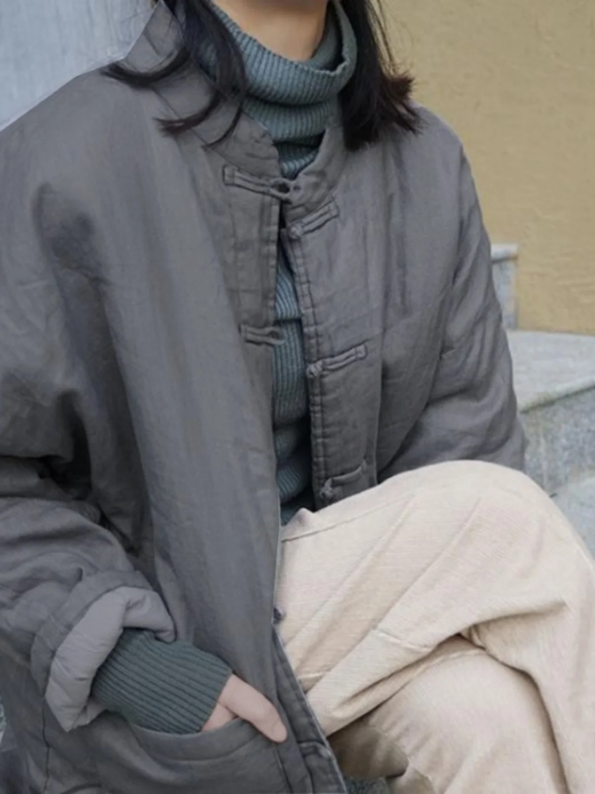 Женское зимнее пальто Thiened Cotton Jaet, китайское зимнее пальто на пуговицах, простой хлопковый воротник-стойка, верхняя одежда из хлопка San...
Женское зимнее пальто Thiened Cotton Jaet, китайское зимнее пальто на пуговицах, простой хлопковый воротник-стойка, верхняя одежда из хлопка San...