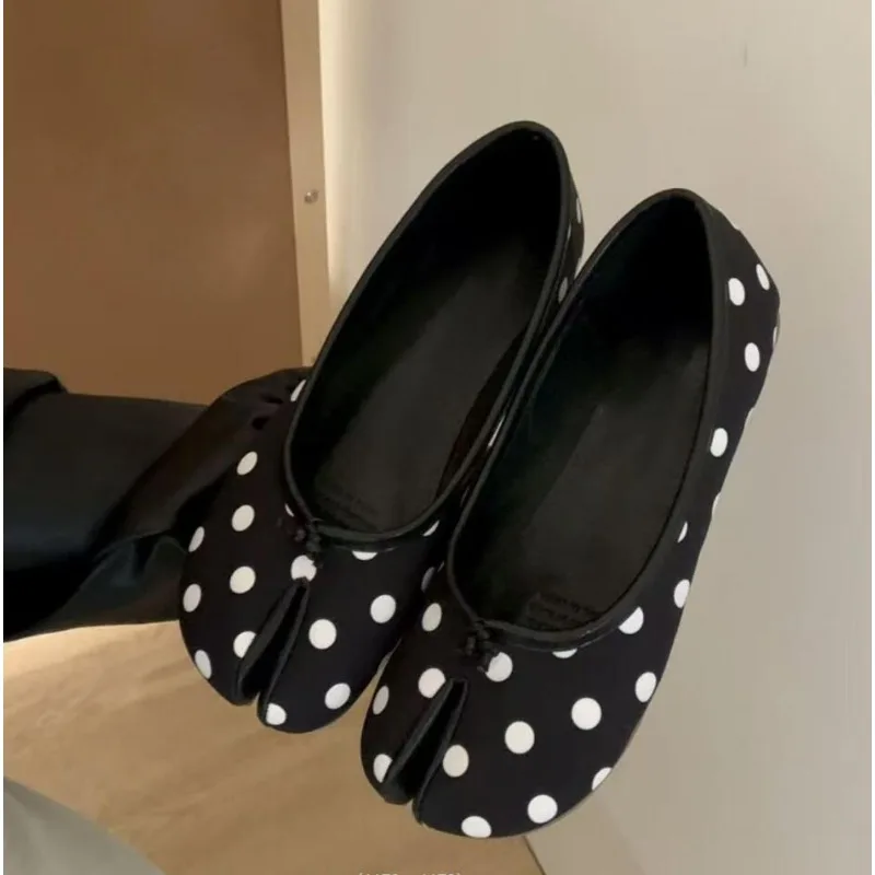 2026Elegant Polka Dot Women's Flat Tabi Ninja Shoes Pig Toe Slippers Lazy Person Horse Hoof Shoes Women Split Toe Ballerina Shoe
2026Elegant Polka Dot Women's Flat Tabi Ninja Shoes Pig Toe Slippers Lazy Person Horse Hoof Shoes Women Split Toe Ballerina Shoe