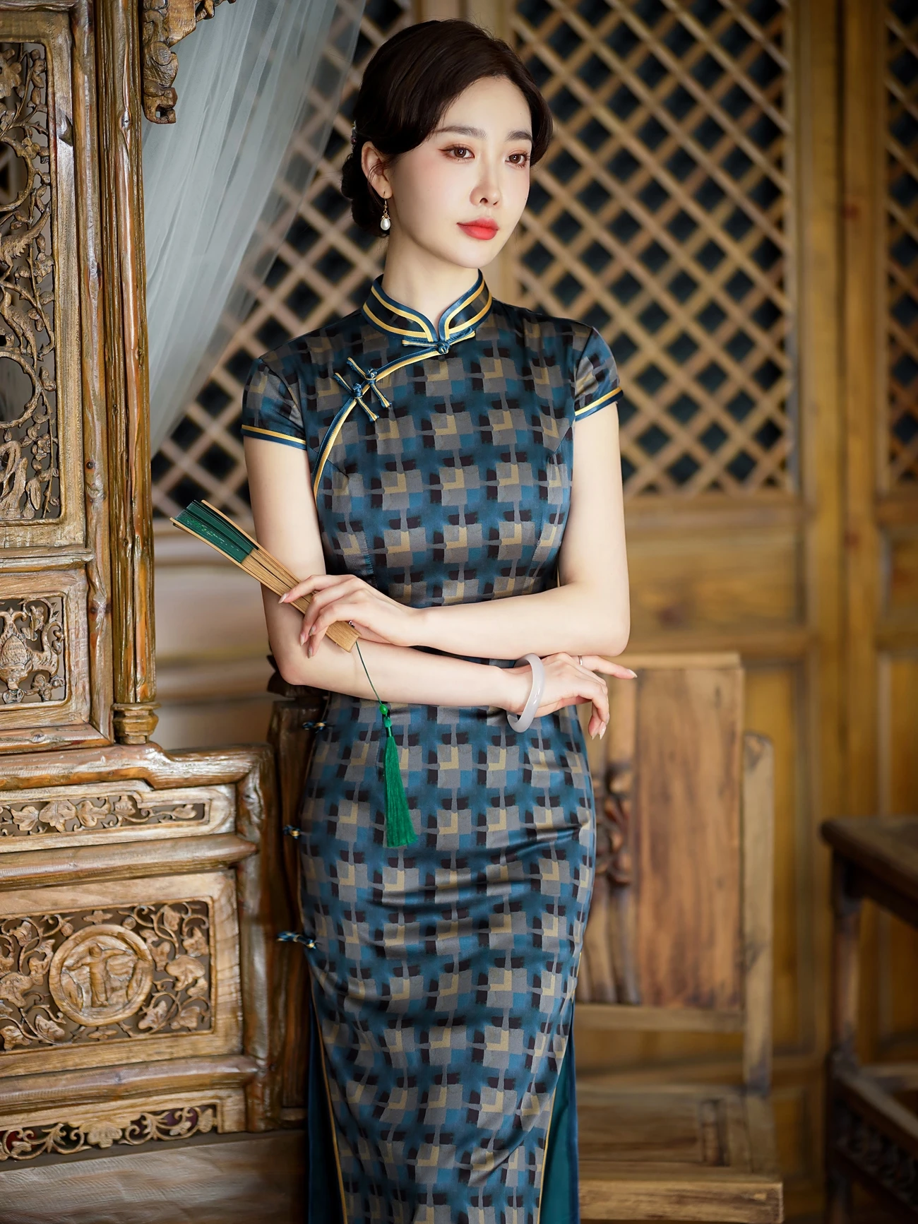 Оригинальный дизайн, шелковое платье для женщин, длинное, винтажное, с высоким разрезом, коротким рукавом, с цветочным узором, роскошное, 50% шелк
Оригинальный дизайн, шелковое платье для женщин, длинное, винтажное, с высоким разрезом, коротким рукавом, с цветочным узором, роскошное, 50% шелк