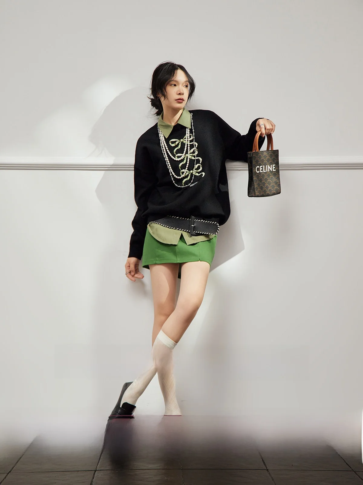 Свободный женский вязаный свитер с декоративными узлами и яркими элементами в стиле Uncle Commute
Свободный женский вязаный свитер с декоративными узлами и яркими элементами в стиле Uncle Commute