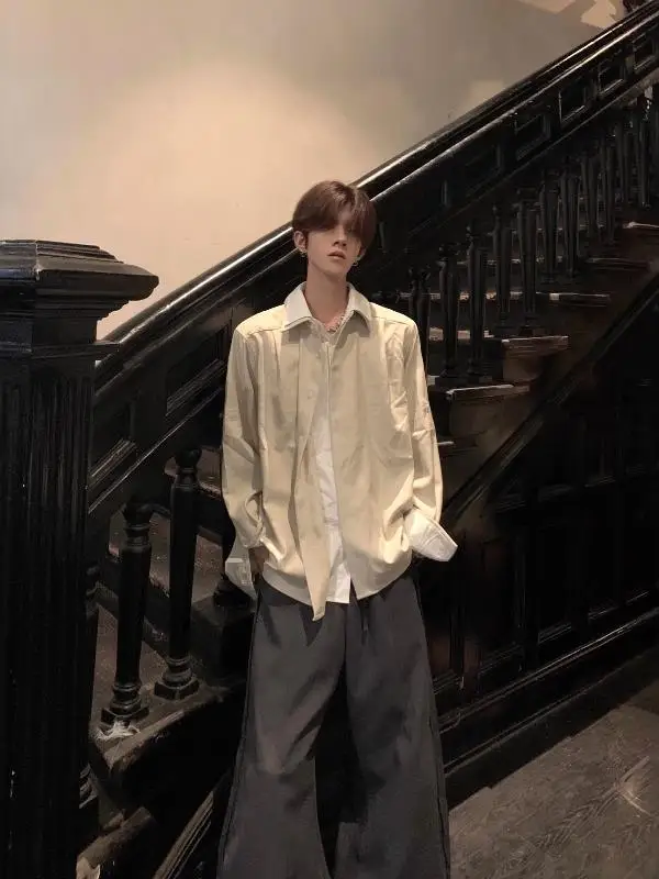 Мужская свободная рубашка с длинным рукавом, повседневная, для работы, с имитацией двухслойности, драпированным воротником, модная, в корейском стиле, для делового стиля
Мужская свободная рубашка с длинным рукавом, повседневная, для работы, с имитацией двухслойности, драпированным воротником, модная, в корейском стиле, для делового стиля