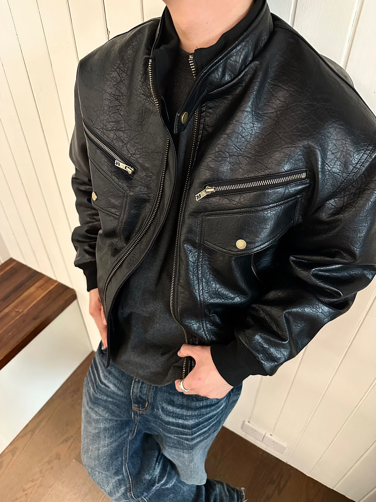 Кожаный дэт с узором EME личи, хлопковый джет, мужской зимний ветрозащитный теплый ретро-текстура с воротником-стойкой, мотоциклетная одежда для женщин
Кожаный дэт с узором EME личи, хлопковый джет, мужской зимний ветрозащитный теплый ретро-текстура с воротником-стойкой, мотоциклетная одежда для женщин