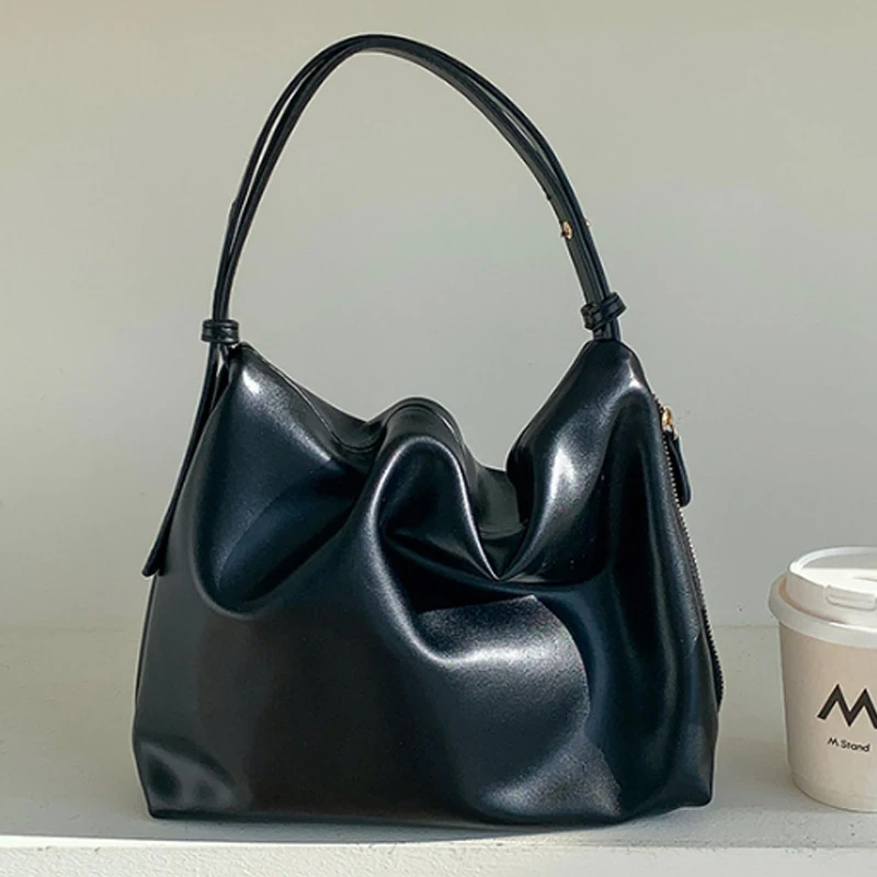 Large capacity shoulder bag versatile women bag 2023 new commuting handbag high-quality pleated soft leather underarm bag
Large capacity shoulder bag versatile women bag 2023 new commuting handbag high-quality pleated soft leather underarm bag