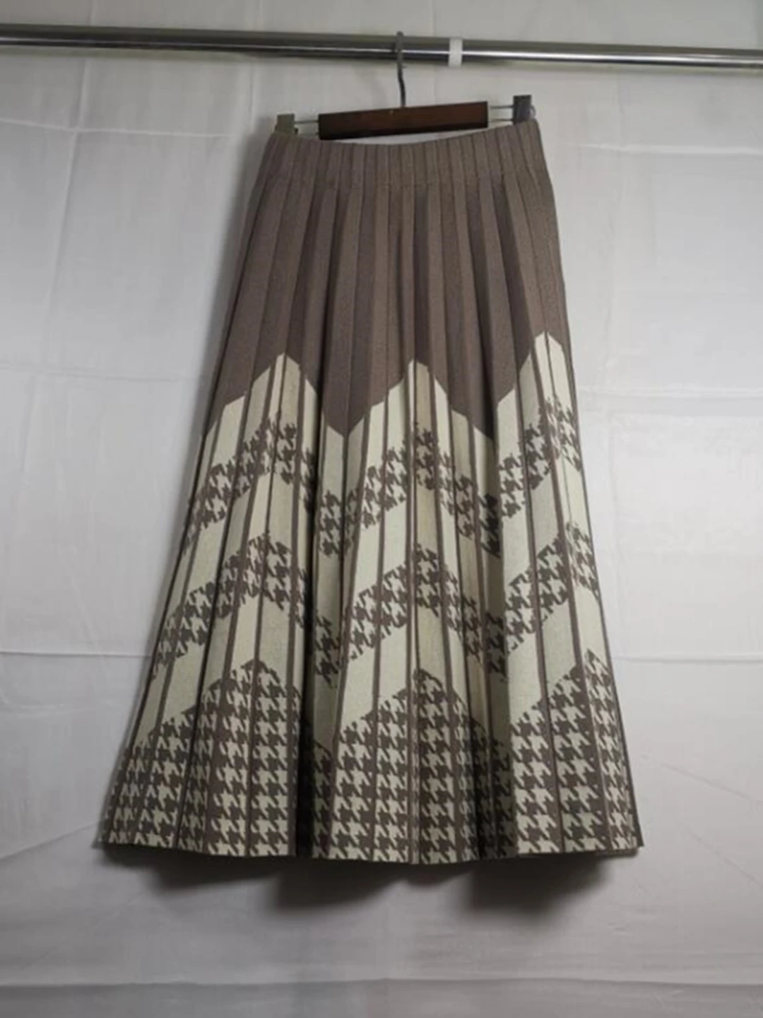 2023 New Autumn Winter Women High Waist Slim Long Skirt Good Quality Fashion Contrast Color Houndstooth Jacquard Knitted Skirt
2023 New Autumn Winter Women High Waist Slim Long Skirt Good Quality Fashion Contrast Color Houndstooth Jacquard Knitted Skirt