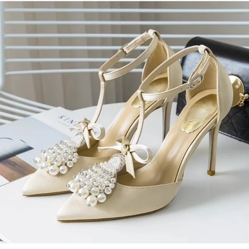 Spring and summer new pointed silk pearl rhinestone T-belt single shoes fine high-heeled banquet dress small size women's shoes
Spring and summer new pointed silk pearl rhinestone T-belt single shoes fine high-heeled banquet dress small size women's shoes