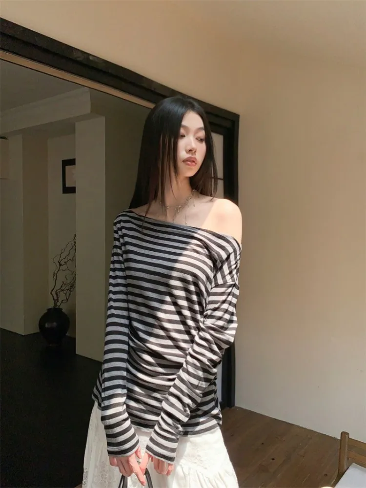 Striped Casual Set With Women'S Spring And Autumn Slanted Shoulder Design, Long Sleeved With Lace Slim Half Skirt, Two-Piece Set
Striped Casual Set With Women'S Spring And Autumn Slanted Shoulder Design, Long Sleeved With Lace Slim Half Skirt, Two-Piece Set