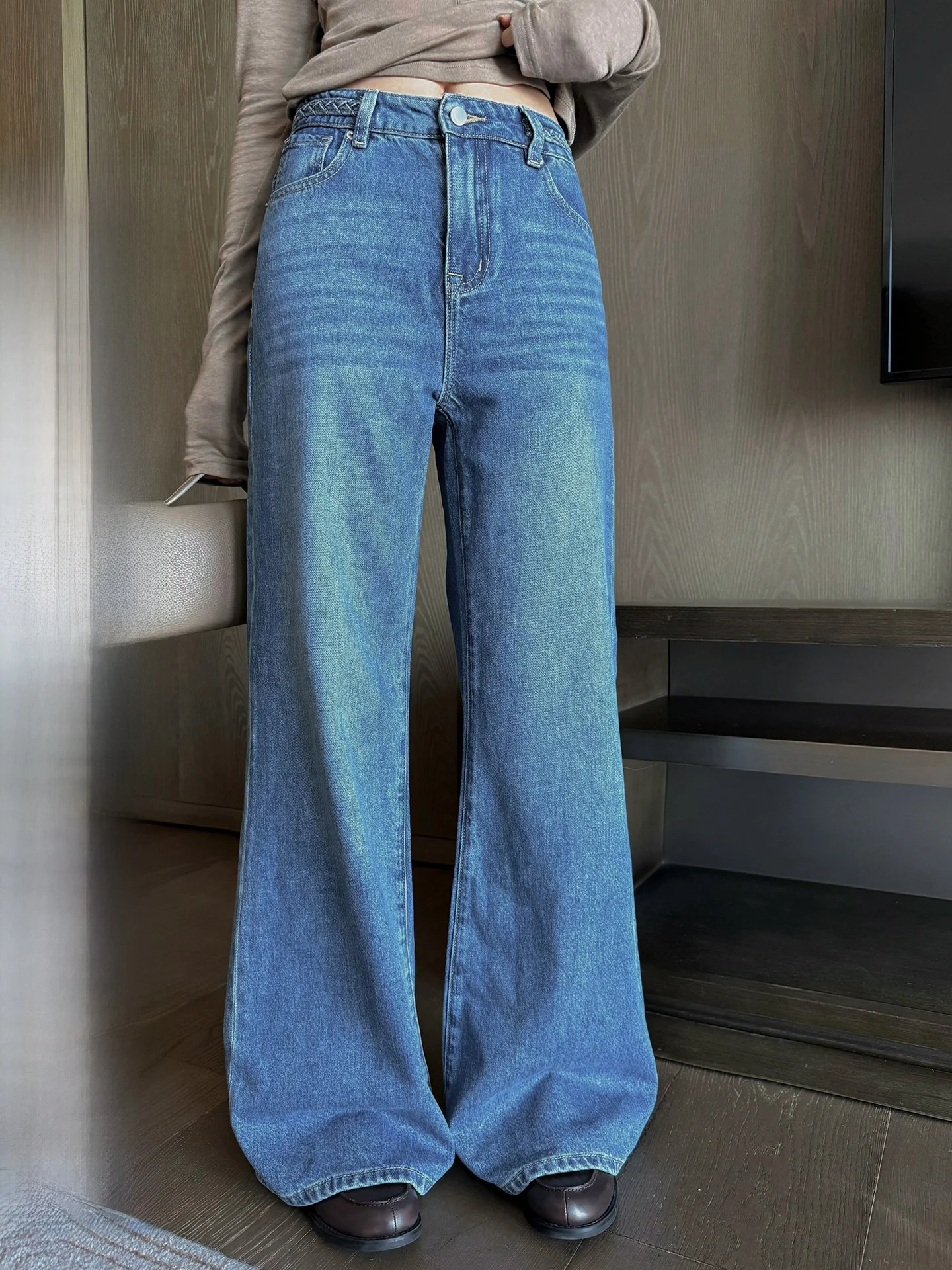 Blue Silk Denim Wide Leg Straight Cut Loose Women's Jeans High Waist Button Closure Autumn Season Simple Sle Ladies Jeans
Blue Silk Denim Wide Leg Straight Cut Loose Women's Jeans High Waist Button Closure Autumn Season Simple Sle Ladies Jeans