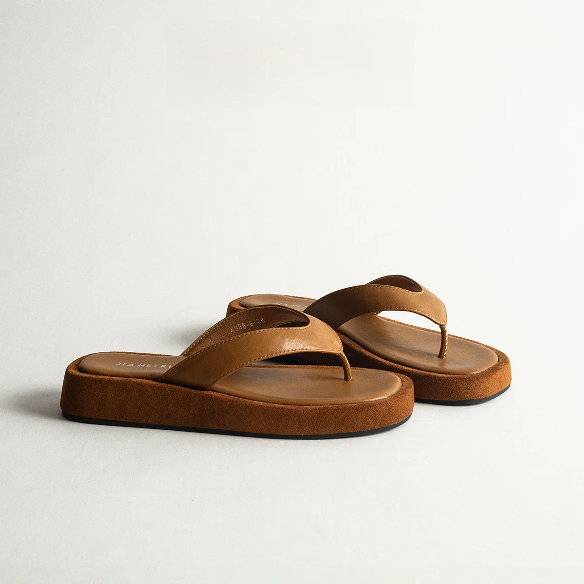 Retro Flat Bottom Thong Slippers Women Summer Outdoor Wear Genuine Leather Versatile Skirt Beautiful Casual Cool Slippers
Retro Flat Bottom Thong Slippers Women Summer Outdoor Wear Genuine Leather Versatile Skirt Beautiful Casual Cool Slippers