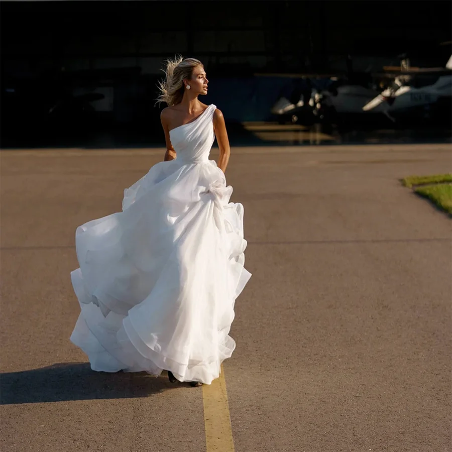 One Shoulder Pleats Designs Sleeveless Prom Dress Puff Skirt With Long Cape Backless Zipper Evening Gown Party Dress
One Shoulder Pleats Designs Sleeveless Prom Dress Puff Skirt With Long Cape Backless Zipper Evening Gown Party Dress