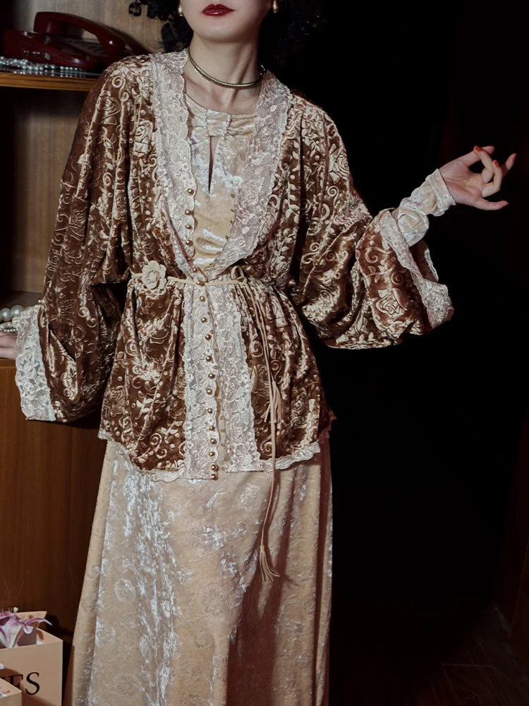 Женский кардиган из золотистого бархата с кружевными вставками, свободного кроя, с длинными рукавами, двусторонний, винтажный стиль, из полиэфирного волокна
Женский кардиган из золотистого бархата с кружевными вставками, свободного кроя, с длинными рукавами, двусторонний, винтажный стиль, из полиэфирного волокна