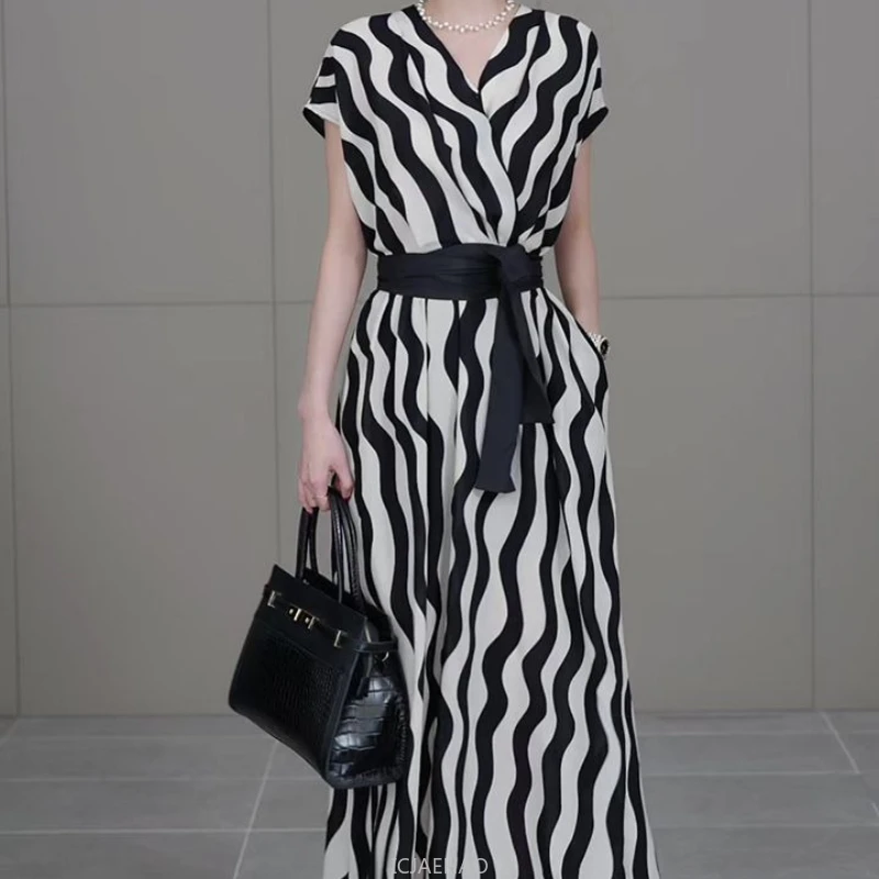2025 Women's New Casual Holiday Dresses Fashion Stripe Print V-Neck High Waist Office Lady Lace-up Midi Long Party Dress Summer
2025 Women's New Casual Holiday Dresses Fashion Stripe Print V-Neck High Waist Office Lady Lace-up Midi Long Party Dress Summer