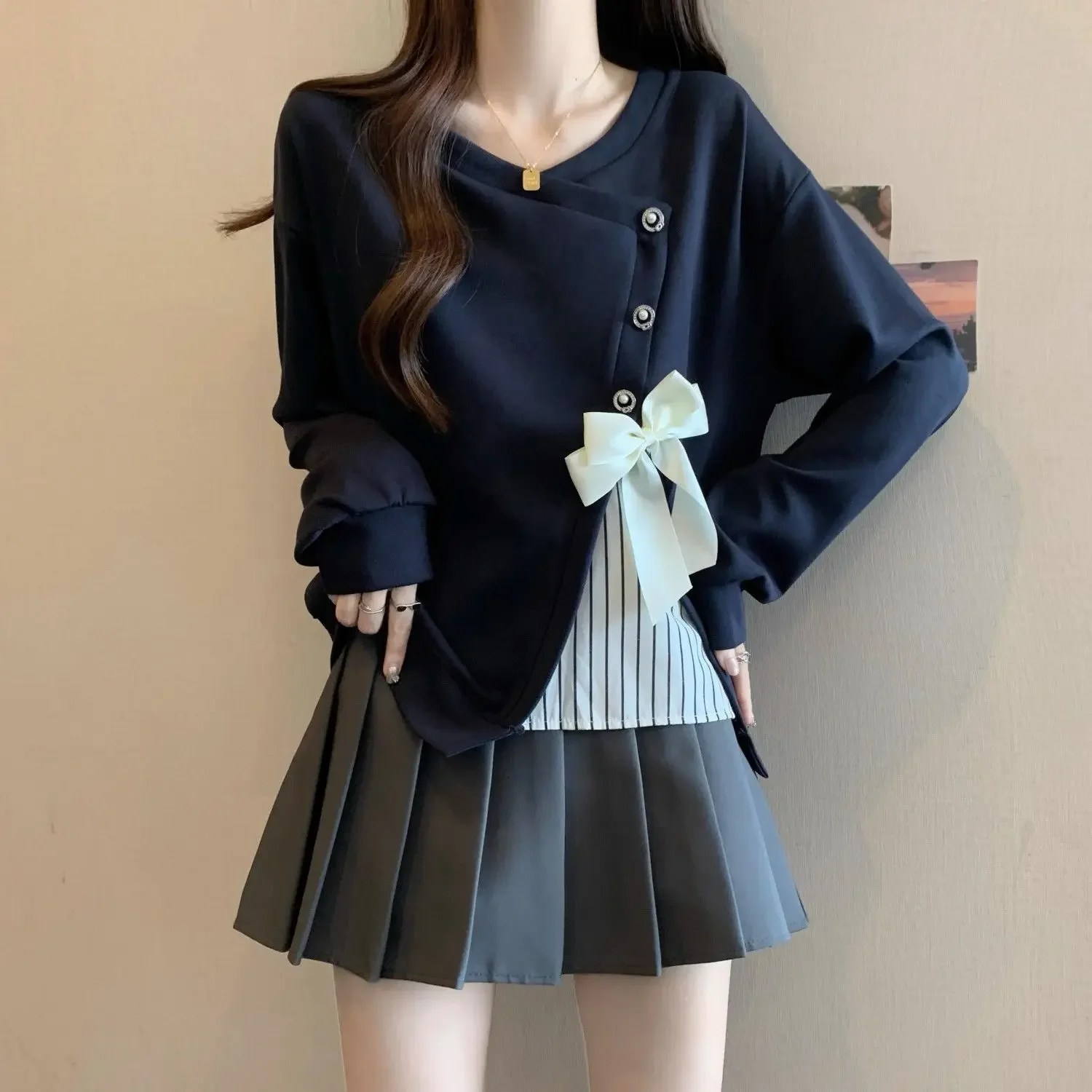 Large Size Fashion Design and Fake Two-piece Sweatshirt Bows Fashionable and Versatile Slim Top
Large Size Fashion Design and Fake Two-piece Sweatshirt Bows Fashionable and Versatile Slim Top