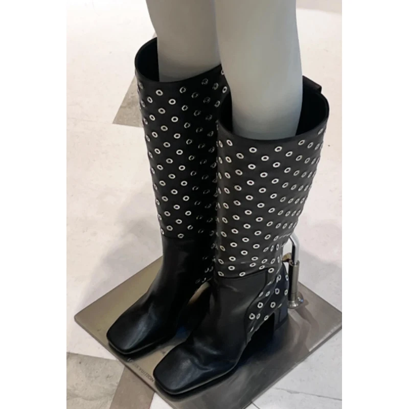 Черные женские зимние сапоги до колена с квадратным носком, декоративными люверсами, на массивном квадратном каблуке, без застежки, модные, для вечеринок, коллекция 2026
Черные женские зимние сапоги до колена с квадратным носком, декоративными люверсами, на массивном квадратном каблуке, без застежки, модные, для вечеринок, коллекция 2026