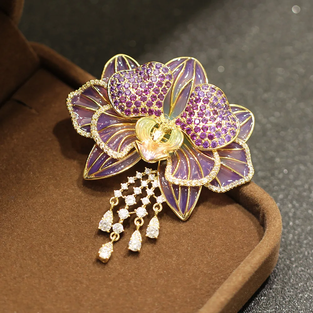 Элегантная и высококачественная брошь в китайском стиле с фиолетовым капающим маслом и цветком пиона, инкрустированная цирконом и кисточкой для женщин, роскошные аксессуары
Элегантная и высококачественная брошь в китайском стиле с фиолетовым капающим маслом и цветком пиона, инкрустированная цирконом и кисточкой для женщин, роскошные аксессуары