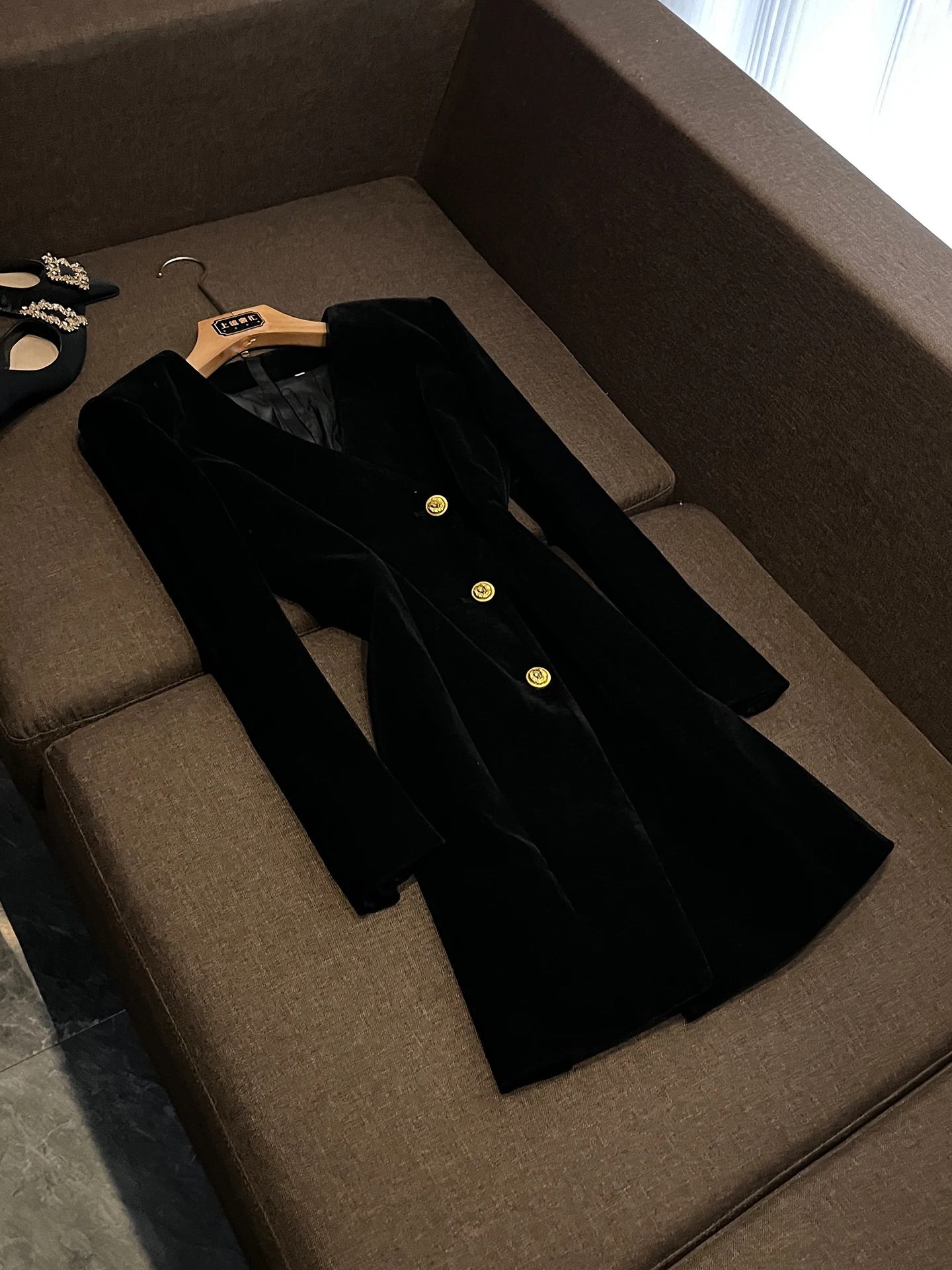 Бархатный костюм Ele Dr Tee-Button V-Ne Slim Fit Высококачественная версия Hepburn Sle for Year End Par Женская мода
Бархатный костюм Ele Dr Tee-Button V-Ne Slim Fit Высококачественная версия Hepburn Sle for Year End Par Женская мода