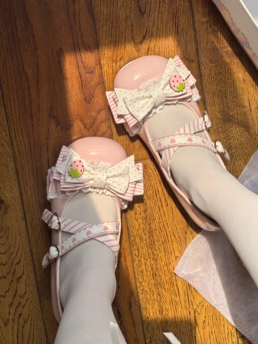 Original Cute Sweet Girl Lolita Shoes Strawberry Print Bow Polka Dot Round Head Mary Jane Shoes Women Kawaii Pu Leather Shoes
Original Cute Sweet Girl Lolita Shoes Strawberry Print Bow Polka Dot Round Head Mary Jane Shoes Women Kawaii Pu Leather Shoes