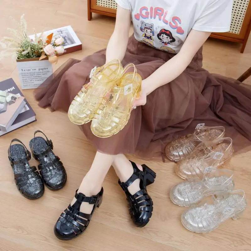 Лето 2022, новые женские прозрачные сандалии на высоком каблуке, прозрачные, с кристаллами, на плоской подошве, пластиковые, водонепроницаемые, противоскользящие, универсальные, дождевики... 
Лето 2022, новые женские прозрачные сандалии на высоком каблуке, прозрачные, с кристаллами, на плоской подошве, пластиковые, водонепроницаемые, противоскользящие, универсальные, дождевики...
