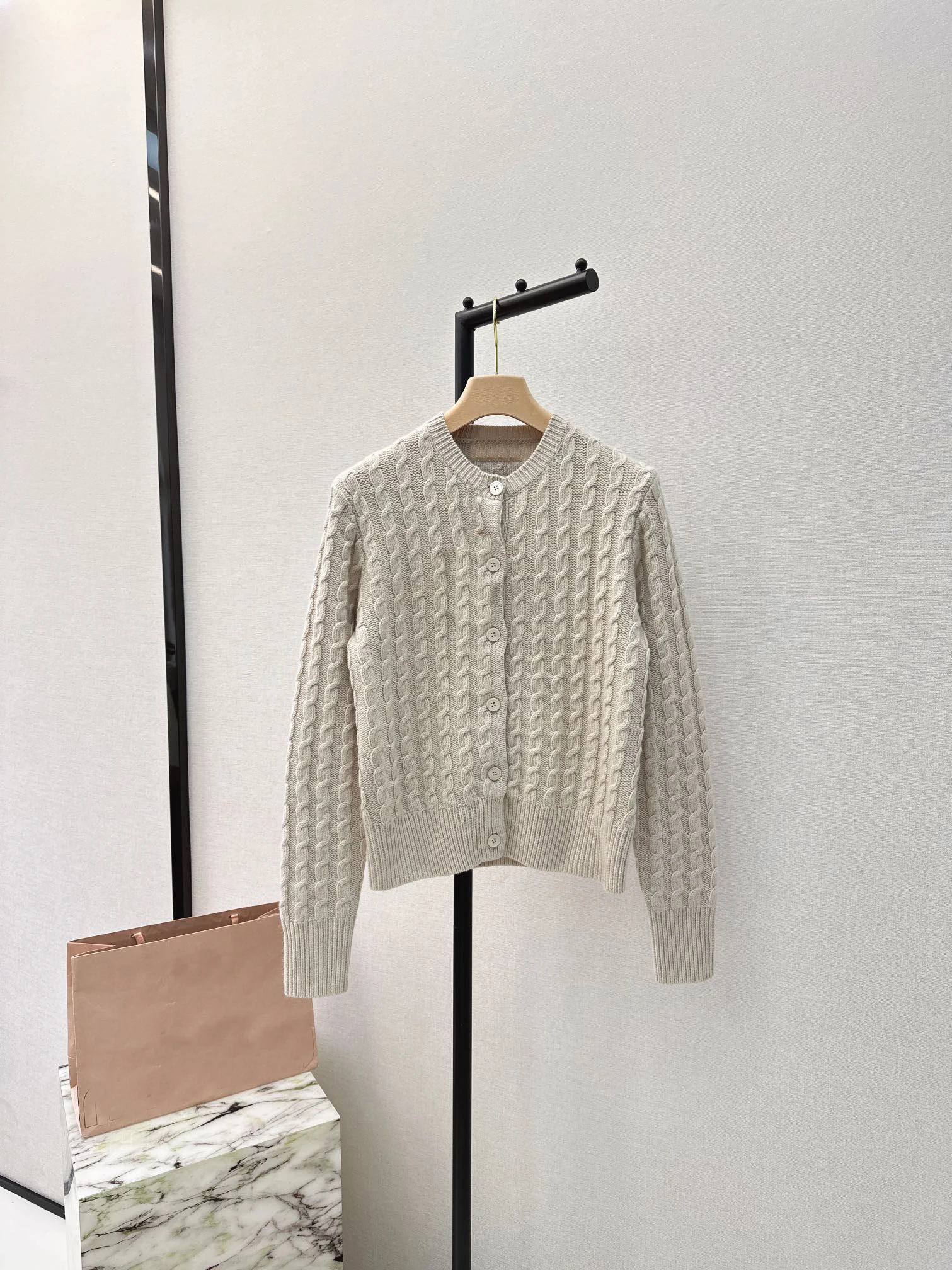 Cardigan round neck single-breasted design fashion temperament Slim thin casual versatile 2024 spring women's new hot
Cardigan round neck single-breasted design fashion temperament Slim thin casual versatile 2024 spring women's new hot