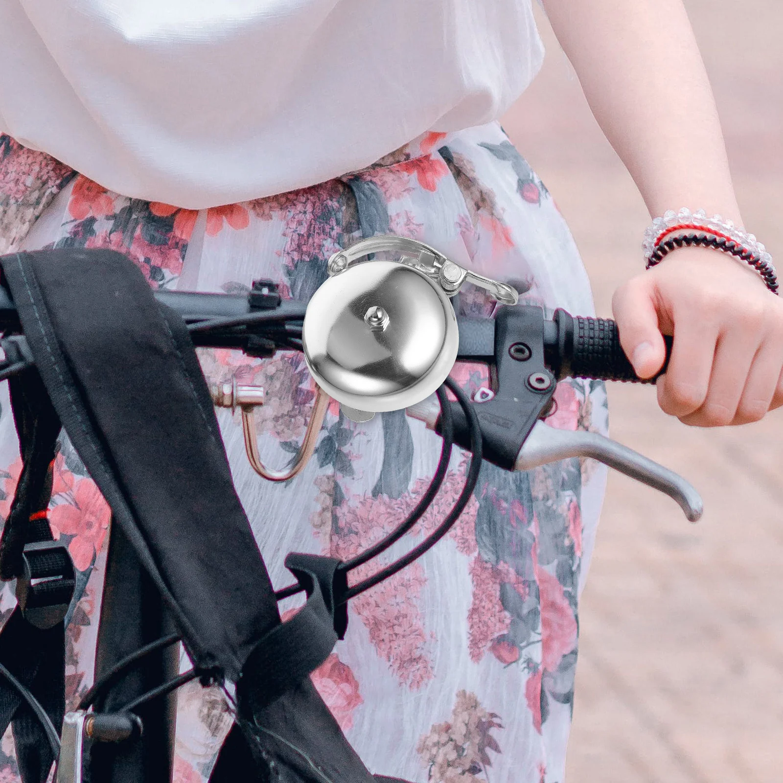 2Pcs Bicycles Bell Aluminum Alloy Portable Multifunctional Road Cycling Bell Professional Durable Convenient Quick Install
2Pcs Bicycles Bell Aluminum Alloy Portable Multifunctional Road Cycling Bell Professional Durable Convenient Quick Install