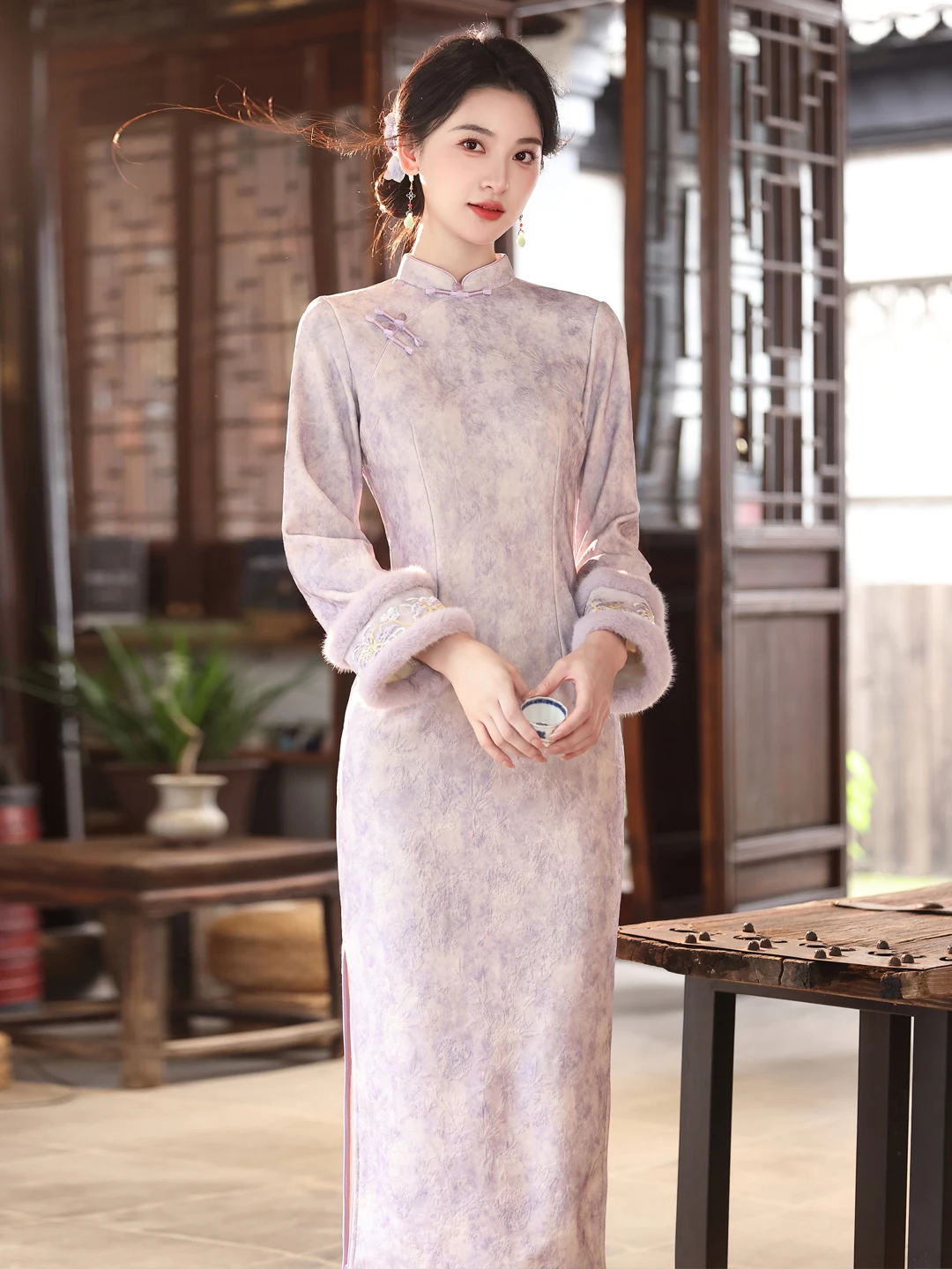 Новое китайское женское зимнее платье в национальном стиле, фиолетовое, с длинными рукавами, на флисовой подкладке, утепленное, приталенное, улучшенного кроя.
Новое китайское женское зимнее платье в национальном стиле, фиолетовое, с длинными рукавами, на флисовой подкладке, утепленное, приталенное, улучшенного кроя.