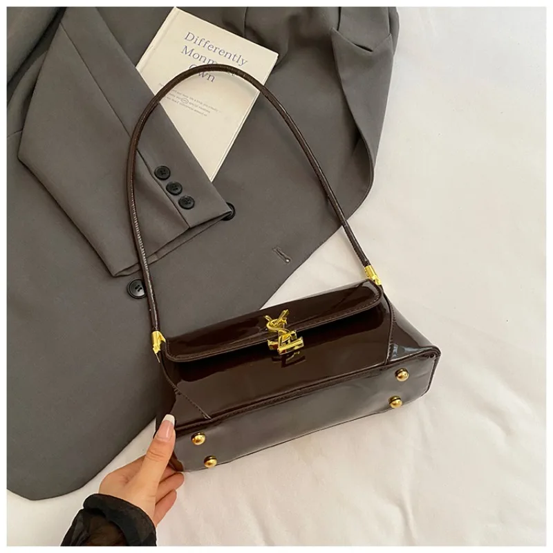 Classic Messenger Bag For Casual Commute With Paris Designer Letter Logo And Minimalist Vintage Appeal
Classic Messenger Bag For Casual Commute With Paris Designer Letter Logo And Minimalist Vintage Appeal
